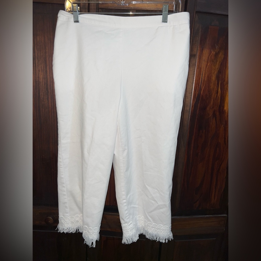 Alfred Dunner White Pants with Embroidered Detail‎